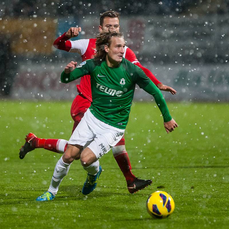 Zápas 15. kola první fotbalové ligy mezi týmy FK Jablonec a SK Slavia Praha se odehrál 27. listopadu na stadionu Střelnice v Jablonci nad Nisou. Na snímku v zeleném je Matěj Hanousek.