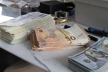 Kriminalisté z NCOZ odhalili podvod za více než miliardu korun a zabavili obviněným majetek.