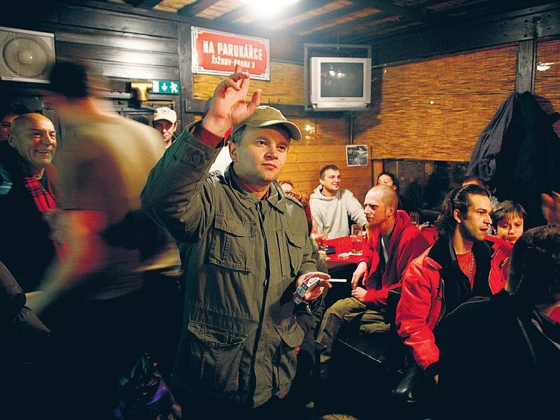 PROTEST. Žižkovští uspořádali v úterý happening za záchranu oblíbené restaurace na Parukářce.