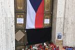 Před budovou ministerstva zdravotnictví na Palackého náměstí v Praze vzniklo kvůli sebevraždě neznámého muže pietní místo.