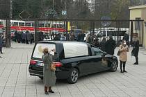 Lidé se přišli s populárním zpěvákem Miroslavem Žbirkou rozloučit do strašnického krematoria.