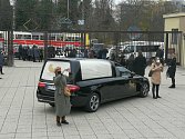 Lidé se přišli s populárním zpěvákem Miroslavem Žbirkou rozloučit do strašnického krematoria.