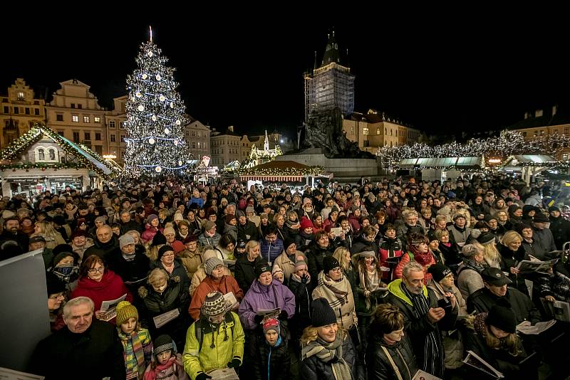 Po celém Česku se díky Deníku zpívaly 13. prosince koledy. Nejinak na pražském Staroměstském náměstí.