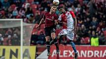 Zápas 28. kola Fortuna ligy mezi Sparta Praha a Slavia Praha, hraný 14. dubna v Praze v Sinobo stadium. Václav Drchal ze Sparty, Simon Deli ze Slavie