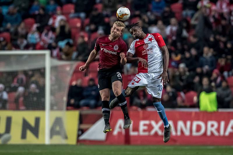 Zápas 28. kola Fortuna ligy mezi Sparta Praha a Slavia Praha, hraný 14. dubna v Praze v Sinobo stadium. Václav Drchal ze Sparty, Simon Deli ze Slavie