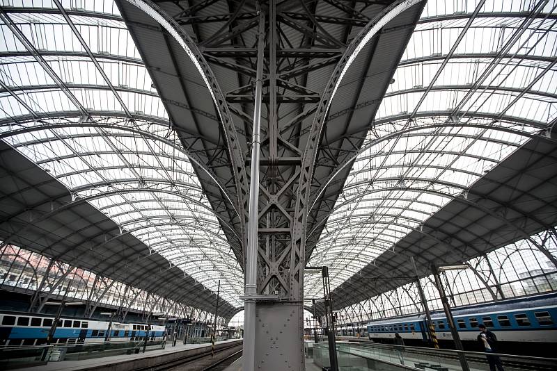 Na pražském hlavním nádraží byla 3. října slavnostně zakončena rekonstrukce zastřešení příjezdové haly. Kvůli zkorodovaným nosným obloukům se zvýšily náklady o 127 milionů korun.