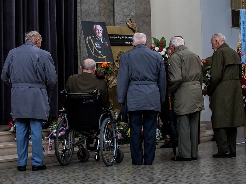 Poslední rozloučení s válečným veteránem Alexandrem Beerem, který zemřel 31. prosince 2015 ve věku 98 let, se uskutečnilo 13. ledna 2016 v Praze.