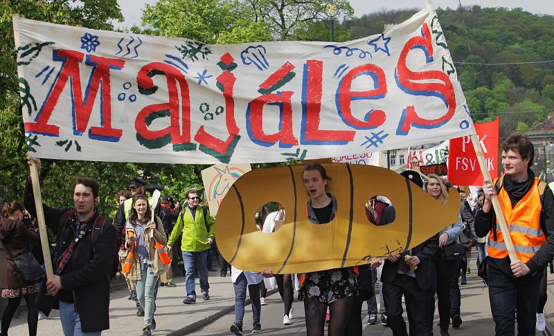 Studentský Majáles 2017 - průvod Prahou od Sovových mlýnů na Ovocný trh.