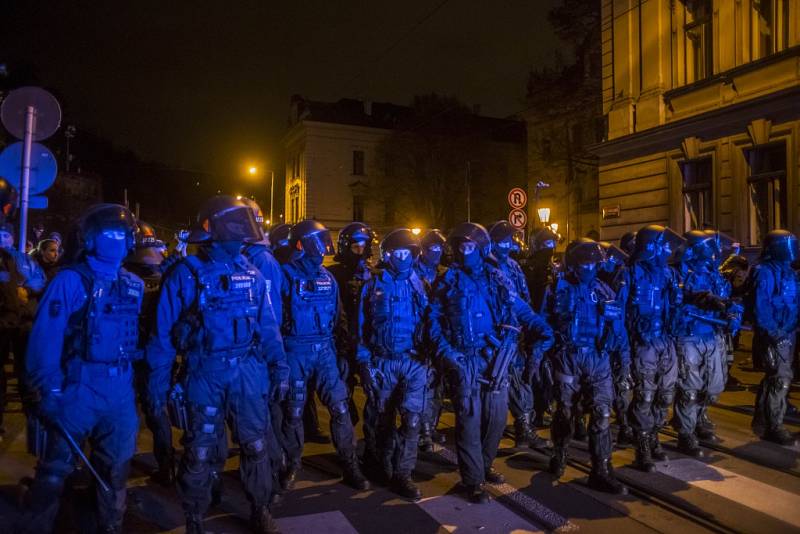 26. výročí Sametové revoluce 17. listopadu před Úřadem vlády v Praze. Policie musela rozehnat dav.