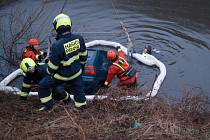 Ze zásahu pražských hasičů při vyprošťování osobního automobilu Škoda Felicia z řeky Vltavy na Zbraslavi.