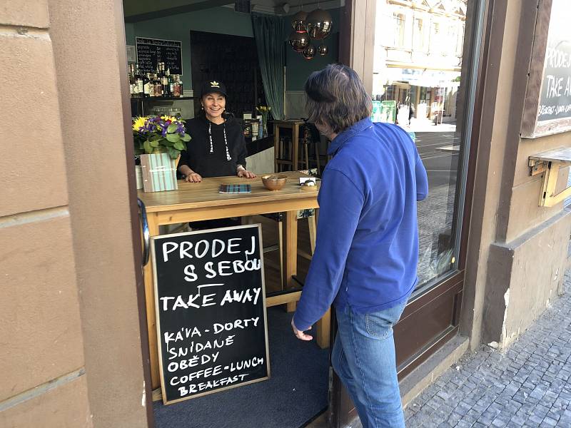 Smíchovská restaurace Gourmet Pauza fungovala během prvního víkendu po nařízení uzavřít pohostinská zařízení alespoň v režimu "přes ulici".