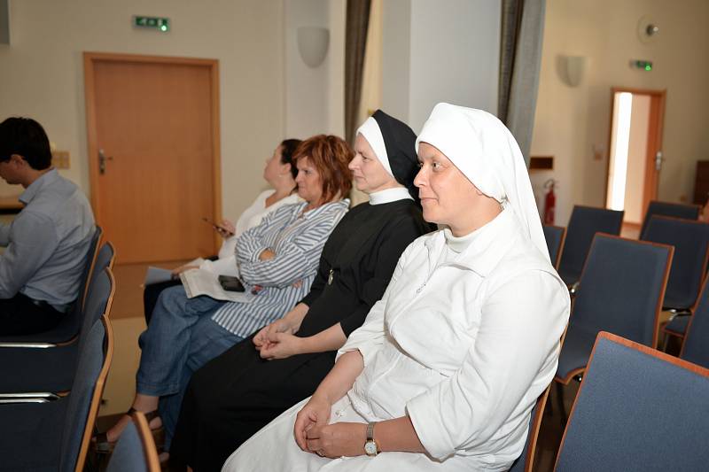 Slavnostní předávání přístrojů a zdravotnického vybavení pro pacienty Nemocnice Milosrdných sester sv. Karla Boromejského.