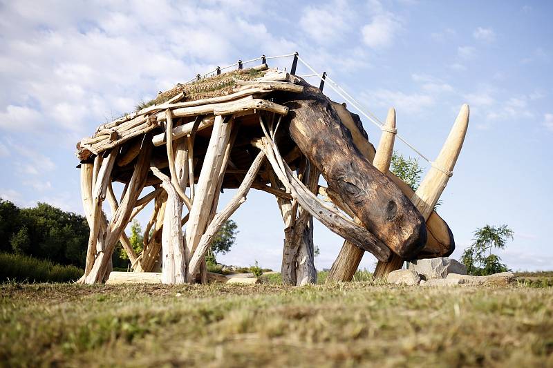 Praha má nově největší skulpturu nosorožce na světě.