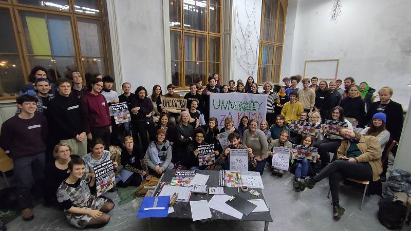 Z tiskové konference studentské iniciativy Univerzity za klima ke stávce na vysokých školách a fakultách na Alšově nábřeží.