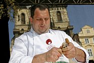 Václav Frič z Pražského kulinářského institutu zvítězil na Mistrovství České republiky v otvírání ústřic, které se konalo 11. dubna na Staroměstském náměstí v Praze. 