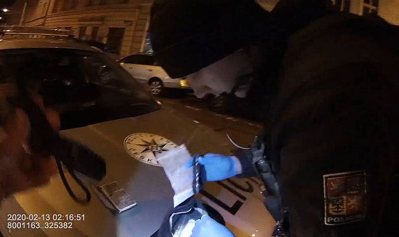 Policie v Praze 7 zadržela řidiče pod vlivem drog.