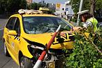 Naštěstí bez fatálních následků a jen s vyšší hmotnou škodou se v sobotu odpoledne obešla havárie taxíku, jeho řidič naboural u sídliště Krč v Praze 4. 