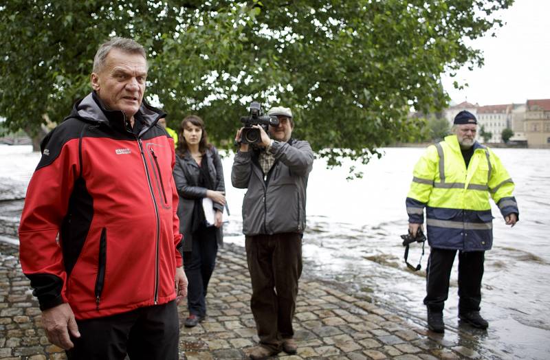 Hladina Vltavy stále stoupá.