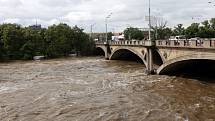 Povodně v Praze v úterý 4. června. Hlávkův most.