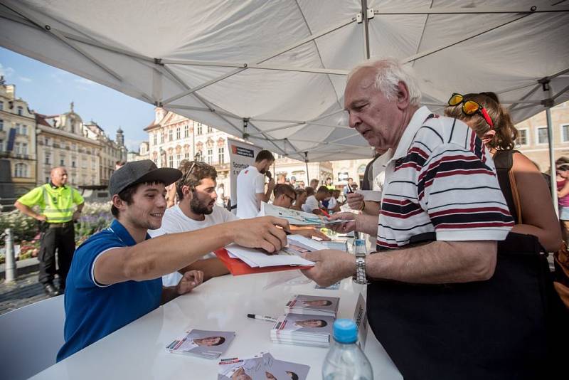 Autogramiáda olympioniků na Staroměstském náměstí.