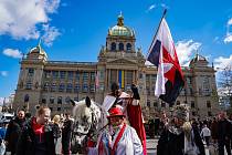 Průvod jezdeckého klubu IROS Praha prošel v sobotu 16. dubna Václavským náměstím.