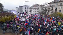 Demonstranti na Kavčích horách u České televize.