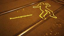 Lidské siluety na tramvajových kolejích v Praze varují chodce před neuváženým vstupem do trati.