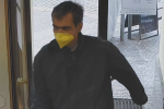 Policie hledá muže podezřelého z loupežného přepadení banky na Smíchově.