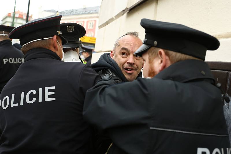 Demonstrace proti vládním opatřením na boj proti epidemii se na náměstí Republiky konala ve středu 28. října 2020.