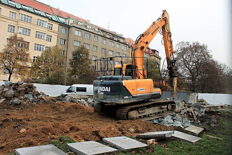 Rok 2020: Na pražském náměstí Interbrigády rozebírají dělníci piedestal pomníku Ivana Stěpanoviče Koněva.