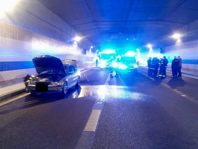 Tunelový komplex Blanka v Praze byl uzavřen kvůli požáru vozidla.