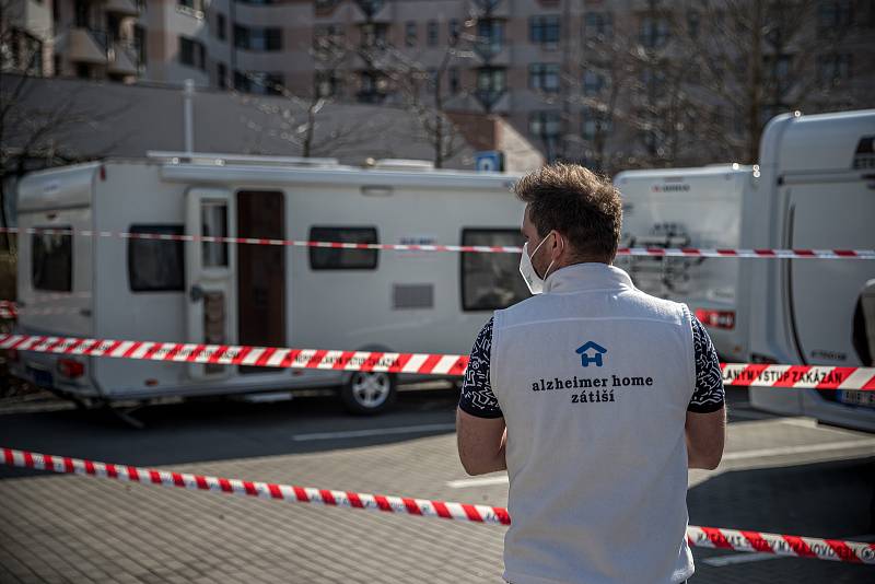 Alzheimer Home začal pro své zaměstnance budovat 29. března v Praze karavanové vesničky, aby co nejvíce zamezil šíření koronaviru.