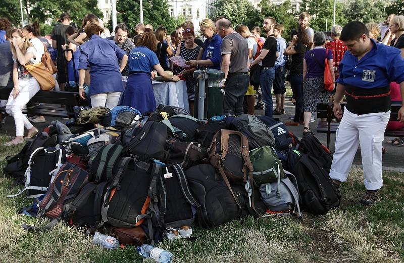 Na pražském náměstí Jiřího z Poděbrad postavili Katalánci jednu ze svých nejznámějších tradic, takzvané castells, tedy lidské věže.