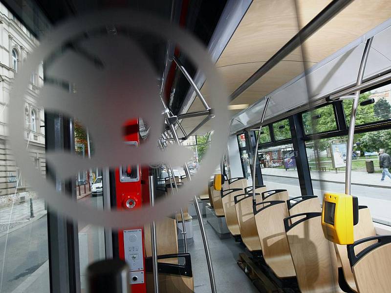 Pražský dopravní podnik vzal ve středu tramvají s označením 15T ForCity novináře na zkušební jízdu po Praze.