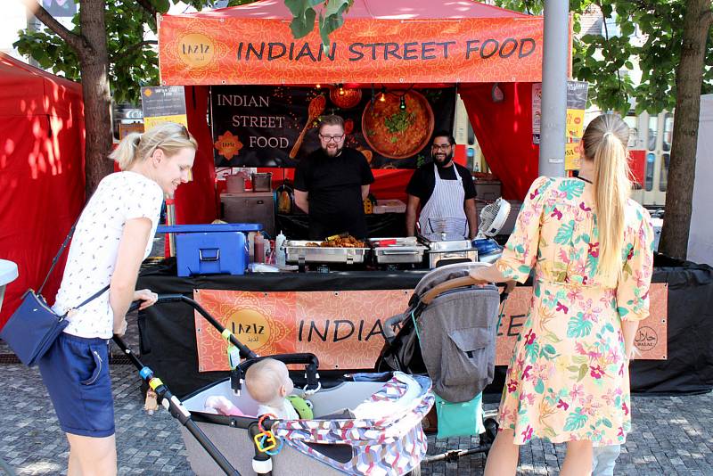 Festival Zažij Indii u stanice metra Anděl.