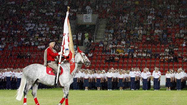 Jezdec při nástupu na grošovaném koni za zvuku sokolské znělky