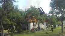 Požár chaty v Petrově.
