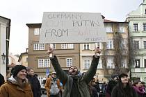 Demonstrace před německou ambasádou kvůli požadavku na odstřižení Ruska od systému SWIFT.