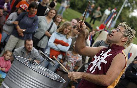 Na festivalu Letní Letná vystoupil venezuelský tanečně-hudebně-cirkusový soubor Primate - Percusión Teatral. 