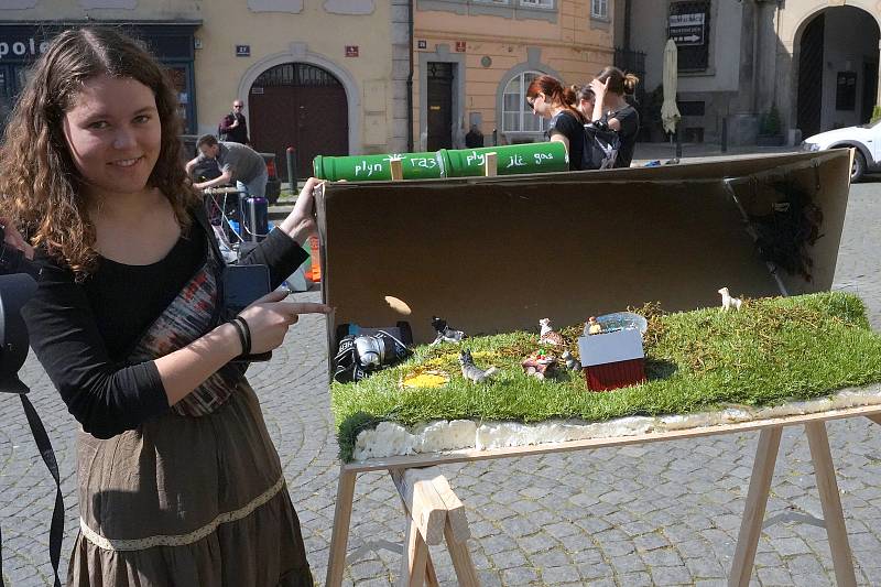 Happening ekologických organizací Limity jsme my a Hnutí Duha před jednáním Poslanecké sněmovny.