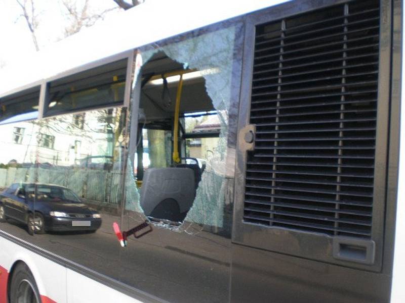 Vykopnuté okno autobusu v holešovické ulici Železničářů.