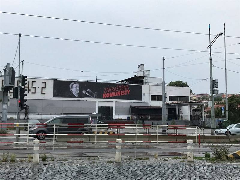 Praha si připomíná památku Milady Horákové u příležitosti 70. výročí justiční vraždy.