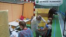 V Praze-Klánovicích bylo otevřeno očkovací centrum v místní sportovní hale.