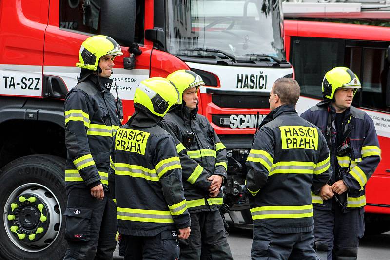 Hasiči po celé zemi uctili zesnulé kolegy, kteří zemřeli při výbuchu v rodinném domě v Koryčanech na Kroměřížsku. Piety se zúčastnili také hasiči z Hasičské stanice č. 4 - Chodov.