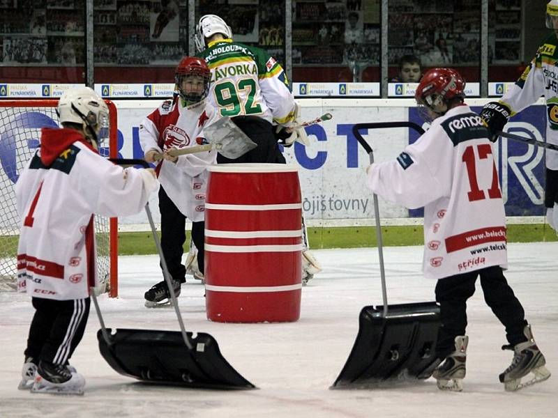 Druhé kolo playout v hokejové extralize:  HC Slavia Praha - HC Energie Karlovy Vary 2:4 (2:1, 0:1, 0:2).