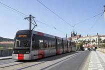 Nová tramvaj pro Prahu, kterou připravuje Škoda Transportation. Prvních dvacet má výrobce dodat v prosinci 2025.