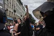 Demonstrace proti a pro přijetí uprchlíků se konaly v sobotu 18. července 2015 na Můstku v Praze.