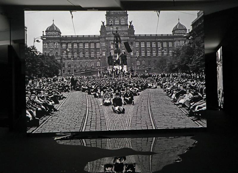 Výstava fotografií Josefa Koudelky Invaze 68 je prezentována u příležitosti 50. výročí invaze.