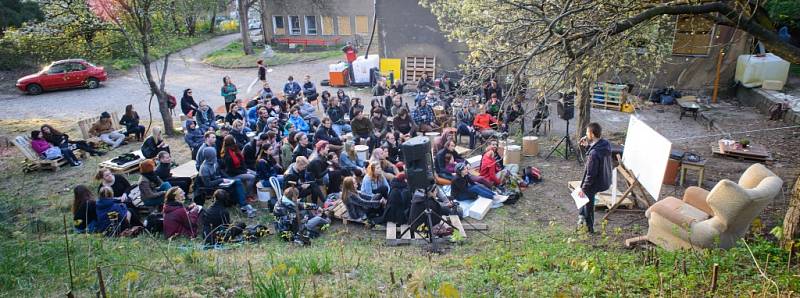 Autonomní sociální centrum Klinika má za sebou první rok fungování  v legálně propůjčené budově na pražském Žižkově.