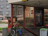 Vchod do stanice metra Palmovka někdy slouží například invalidům jako místo, kde každodenně prosí cestující veřejnost o finanční milodary.